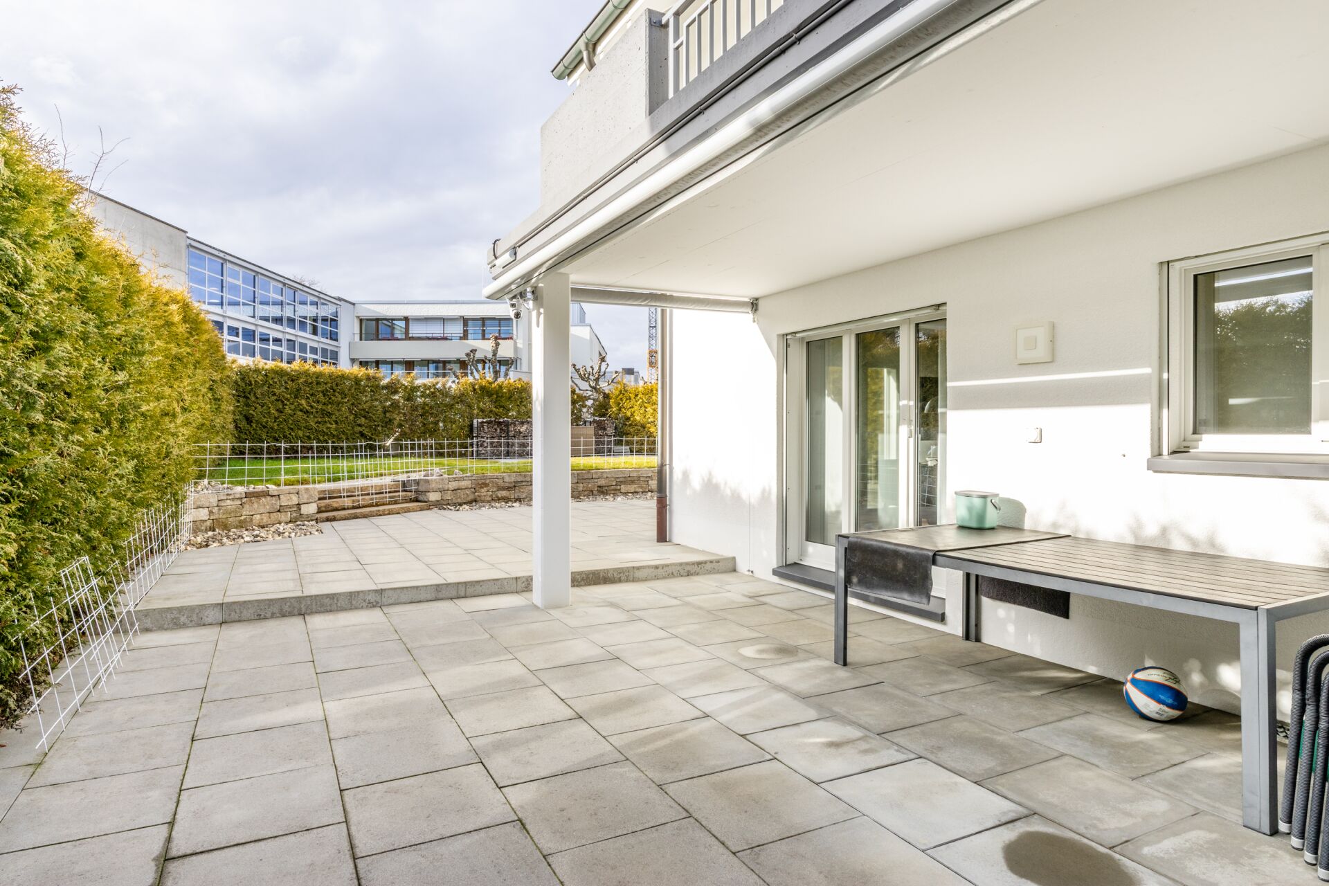 Überdachte Terrasse mit Gartenblick