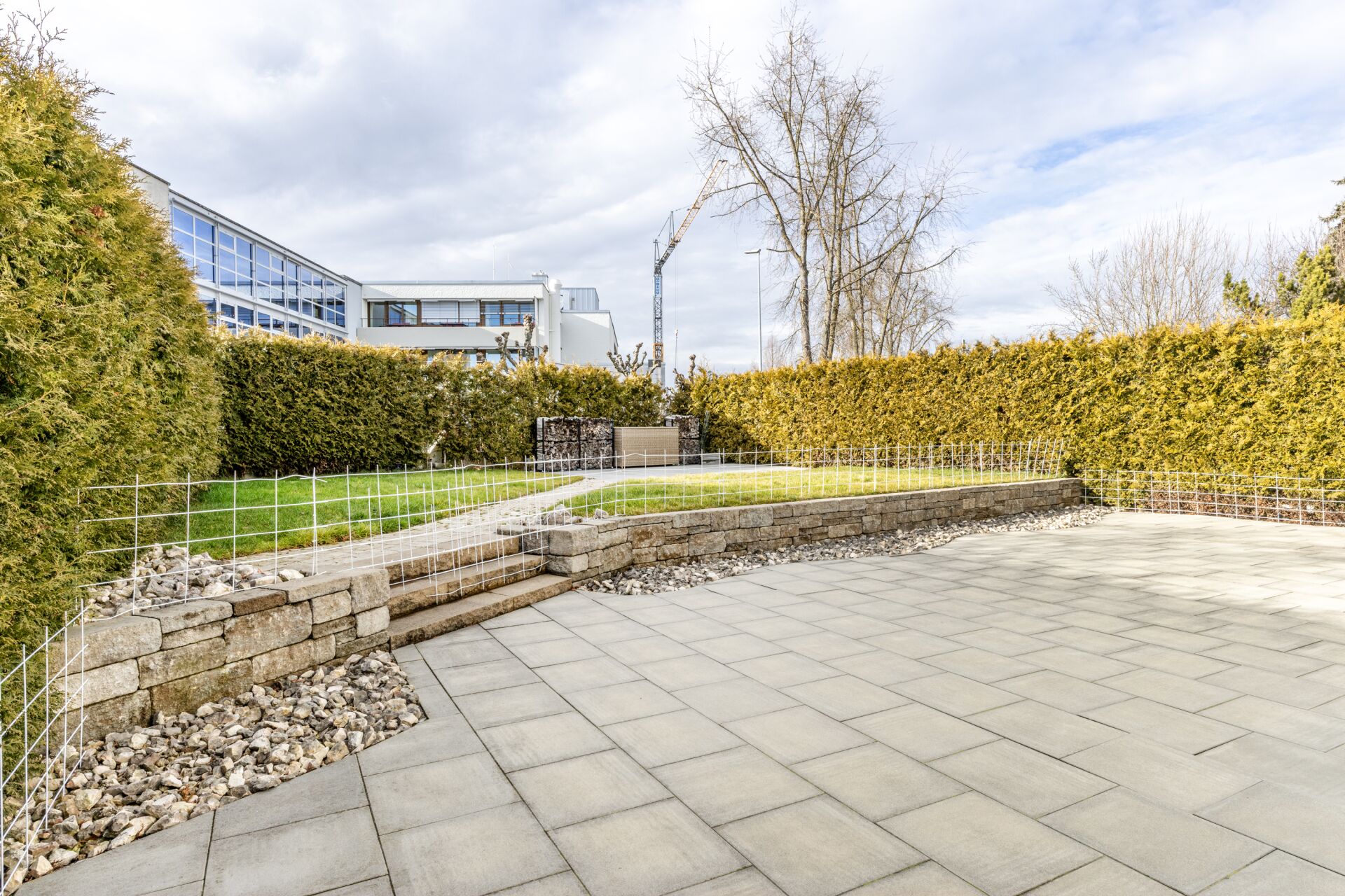 Moderner Garten- und Terrassenbereich