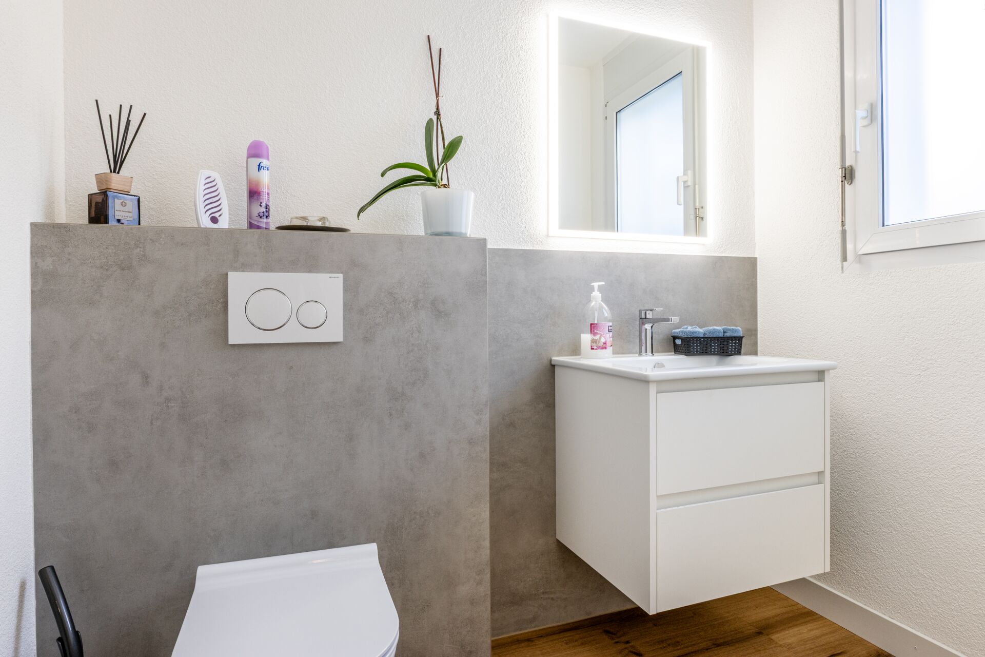 Modernes Gäste-WC mit Waschtisch und WC