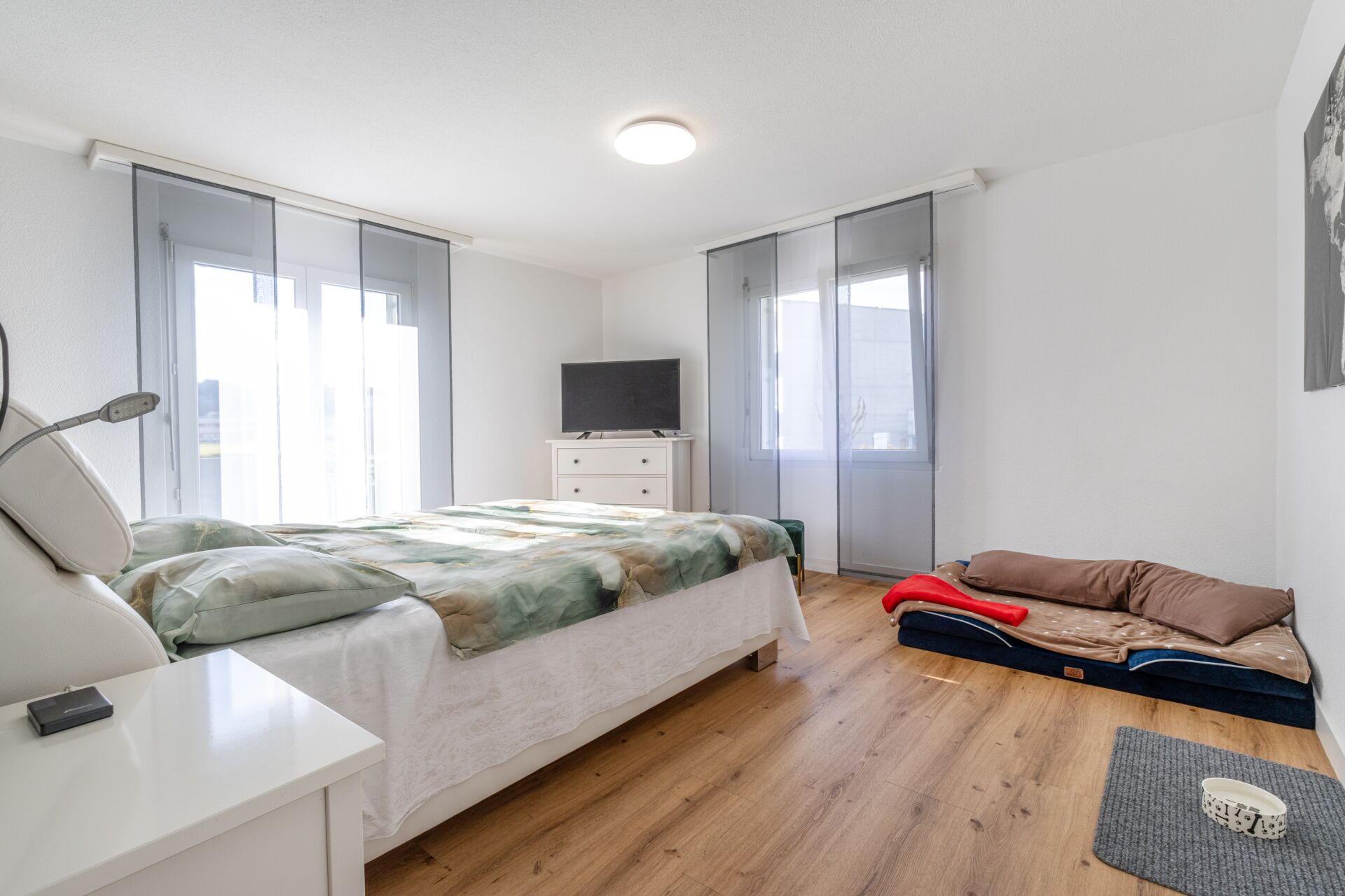 Helles Schlafzimmer mit Doppelbett