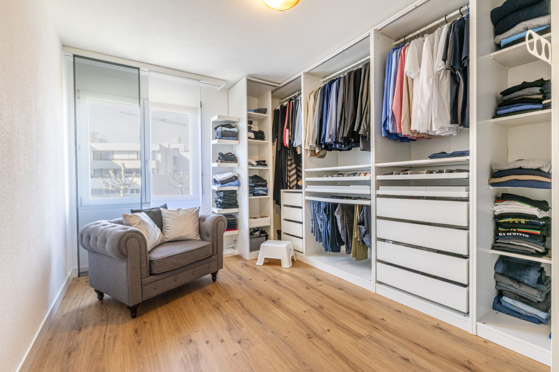 Begehbarer Kleiderschrank mit Sitzgelegenheit