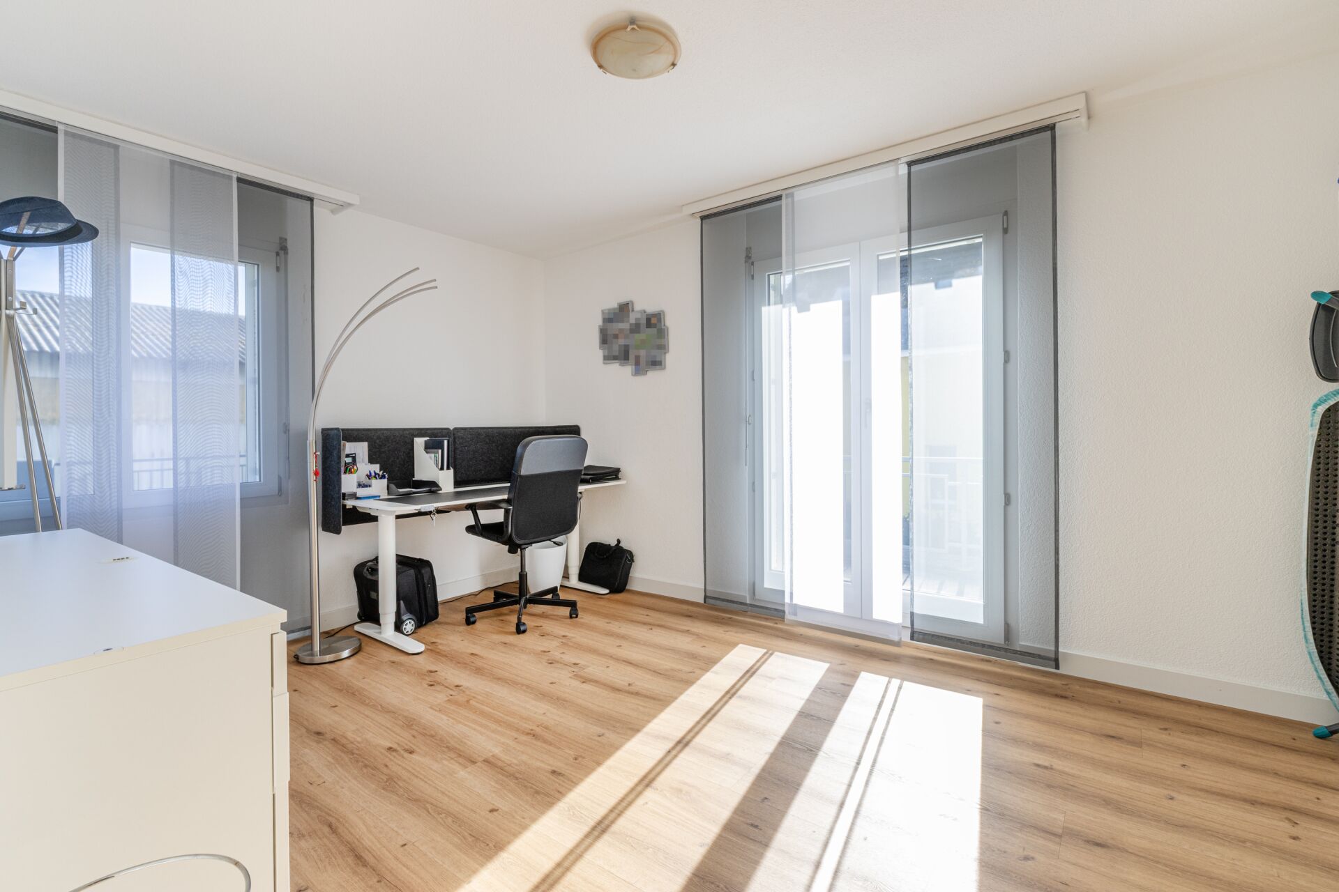 Helles Arbeitszimmer mit Dachfenstern