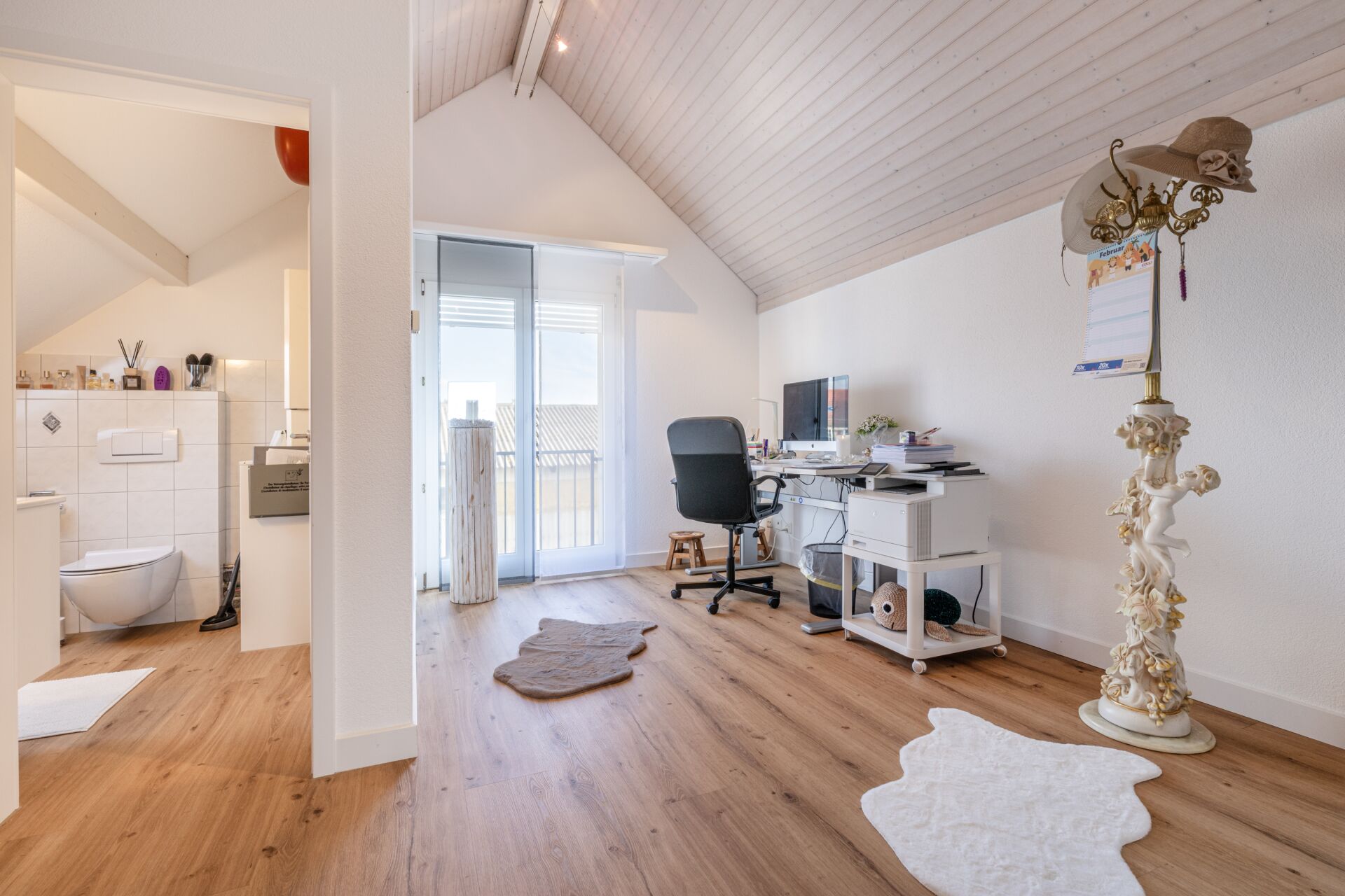 Helles Dachgeschoss-Arbeitszimmer mit Badzugang