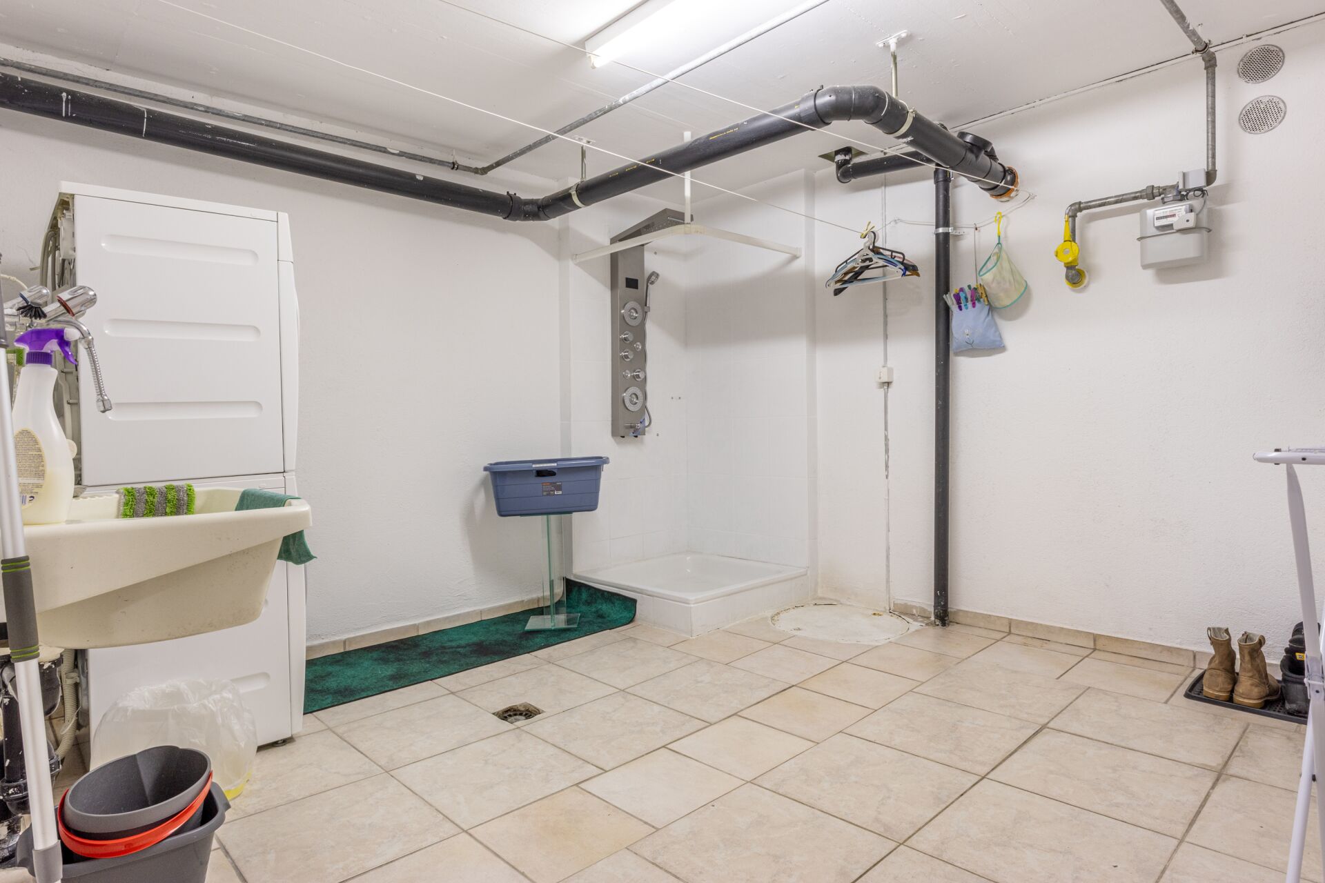 Hauswirtschaftsraum mit Dusche
