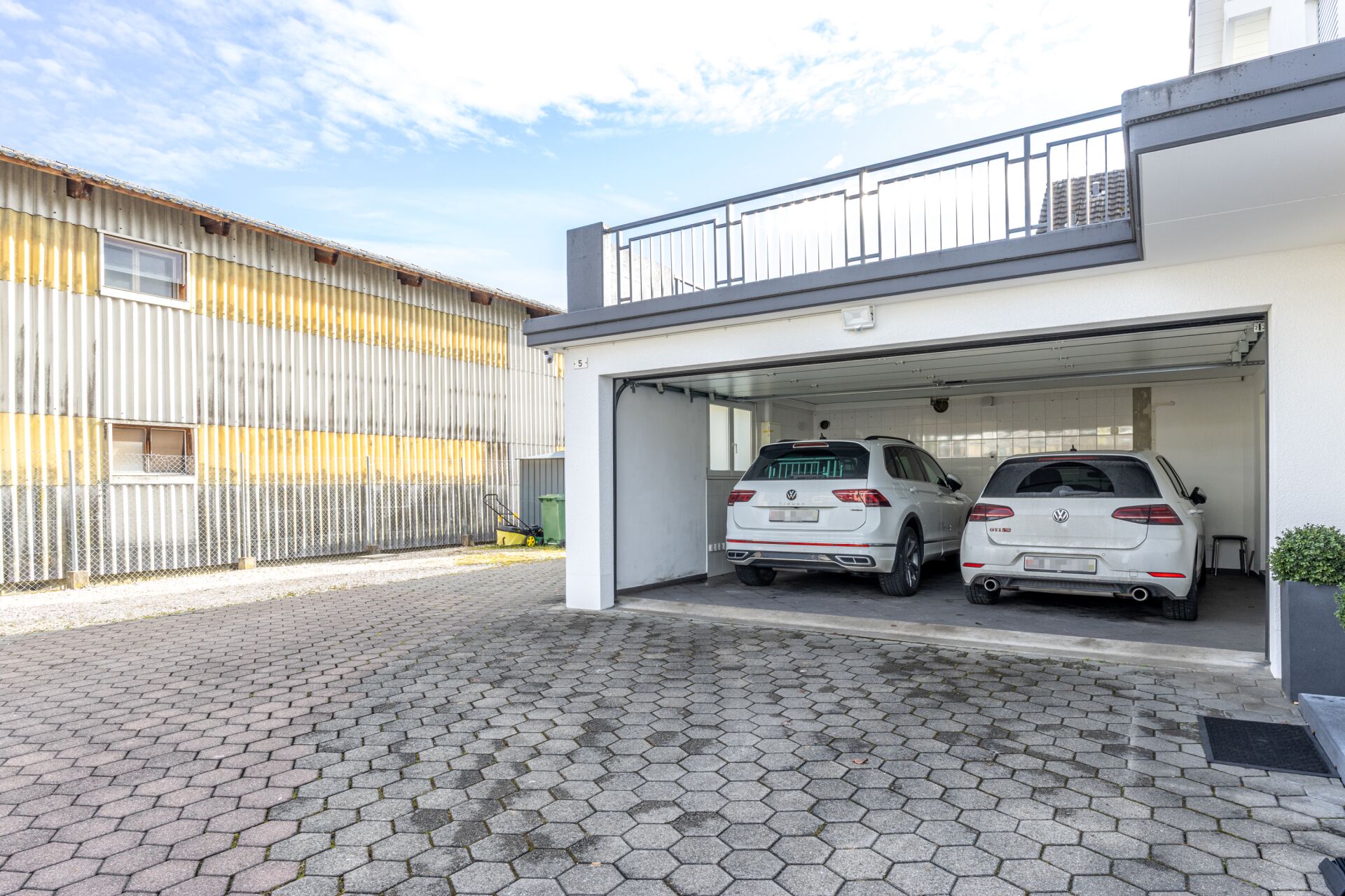 Garage mit gepflastertem Hof