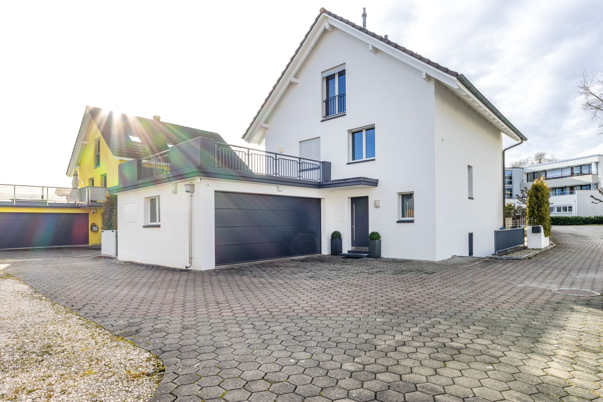 Moderne Hausansicht mit Einfahrt