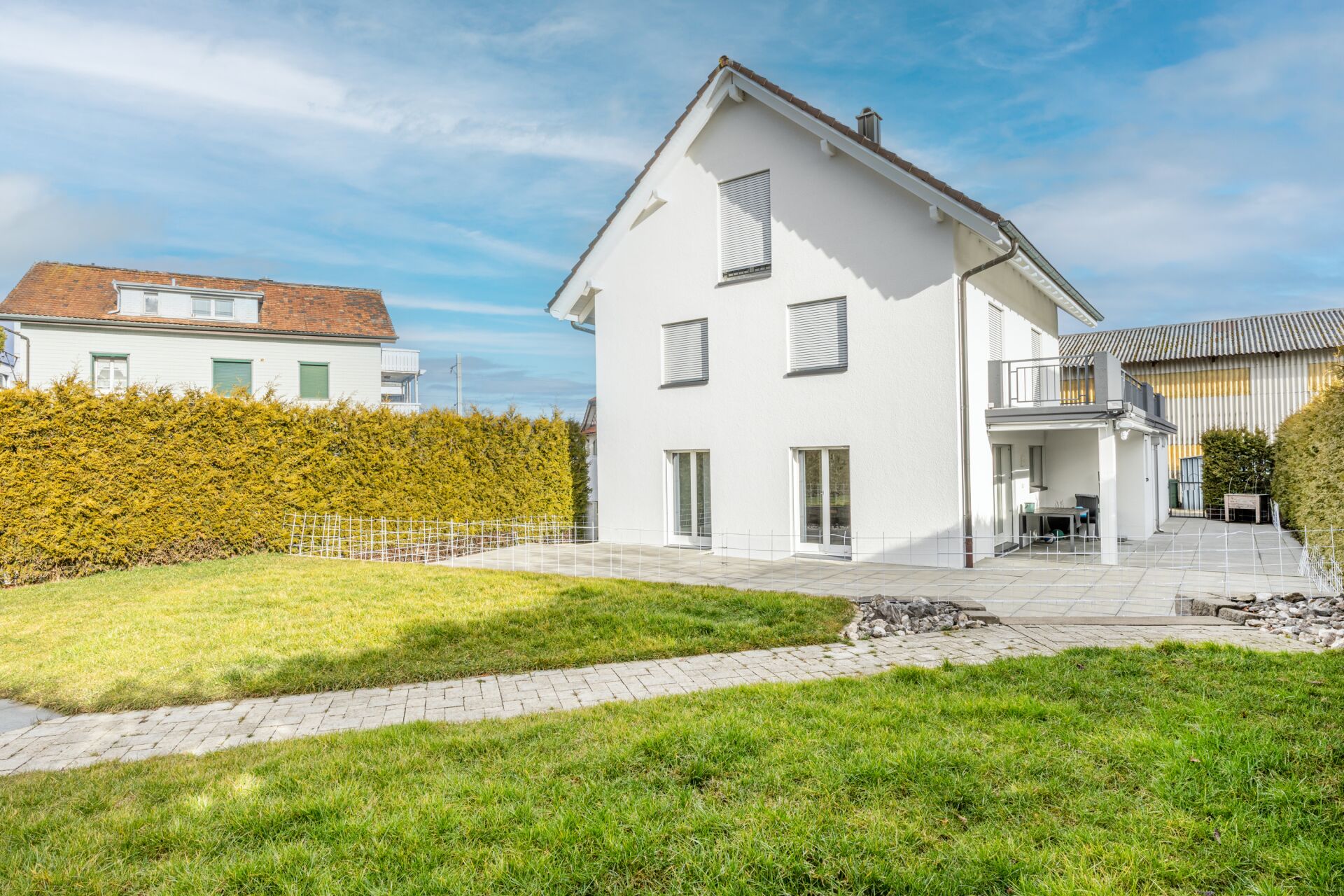 Modernes Einfamilienhaus mit Garten