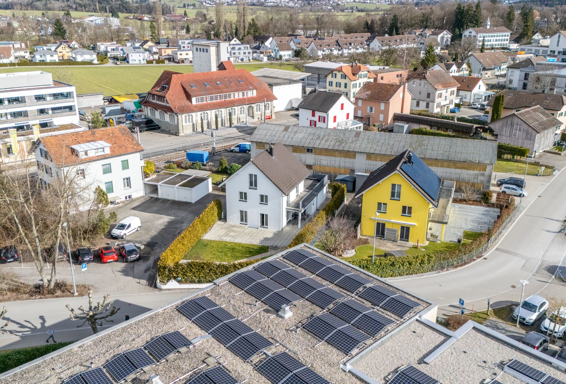 Luftaufnahme eines Wohnviertels mit Solardächern