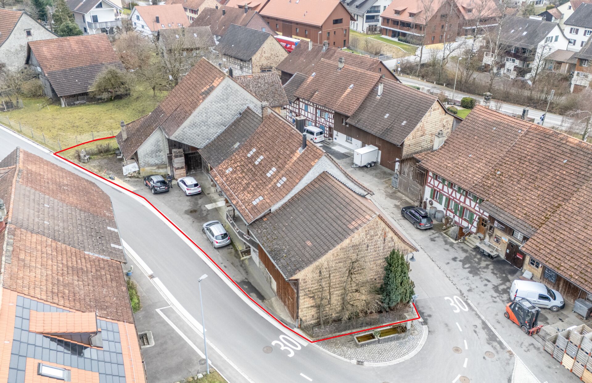 Luftaufnahme eines historischen Gebäudekomplexes mit markierter Grundstücksgrenze