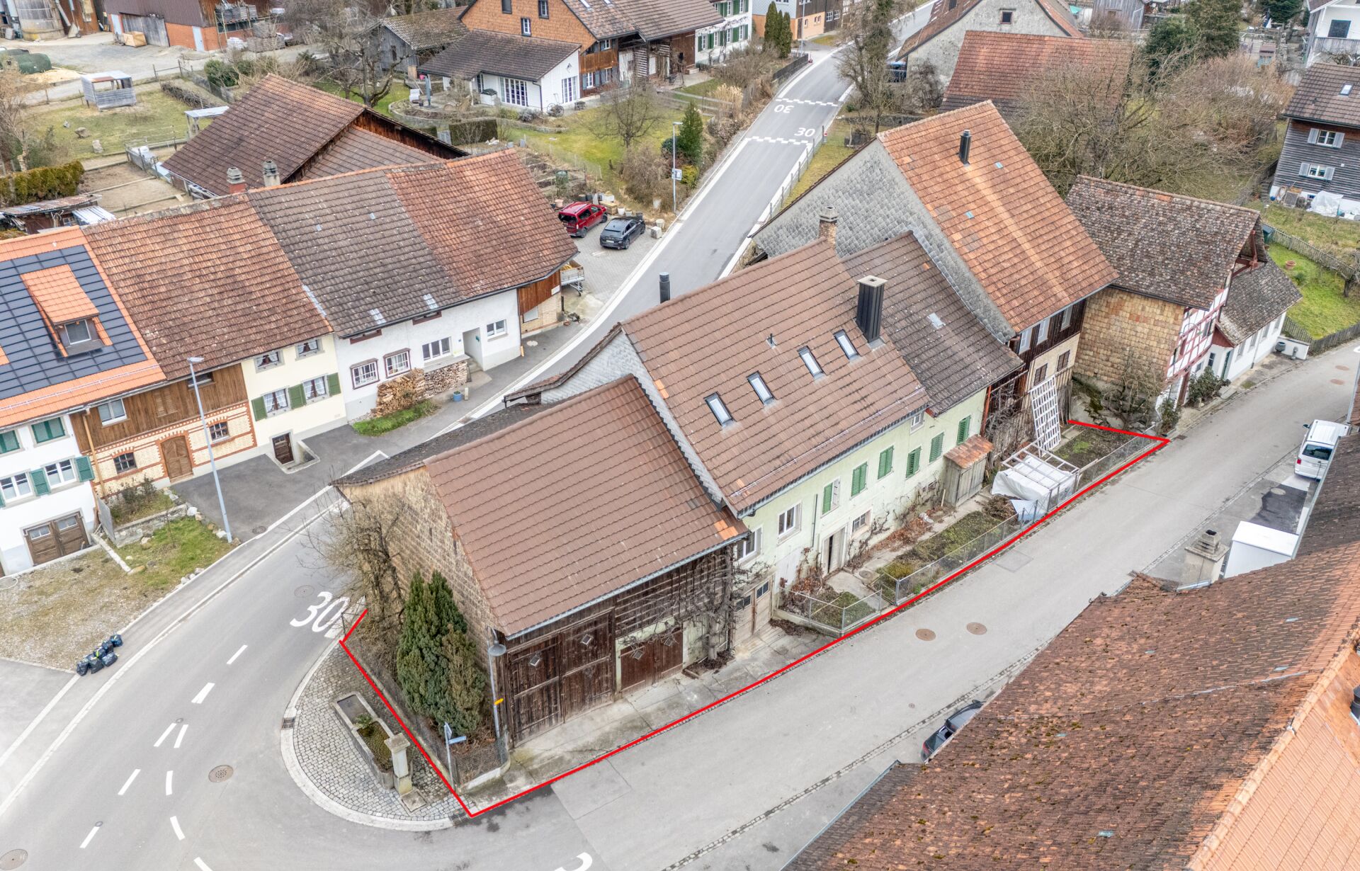 Luftaufnahme eines historischen Wohngebäudes an einer Straßenkreuzung