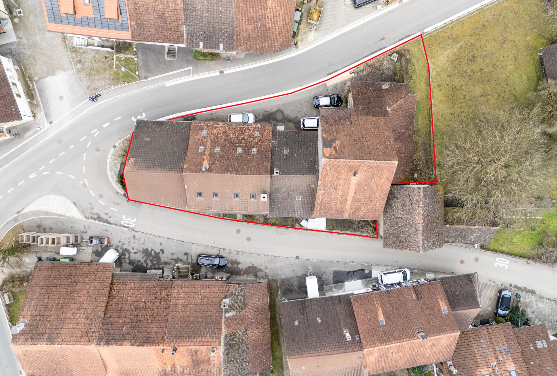 Luftaufnahme eines Grundstücks an einer Straßenecke
