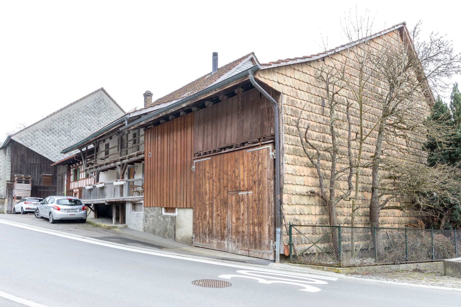 Historisches Holzhaus an der Straße