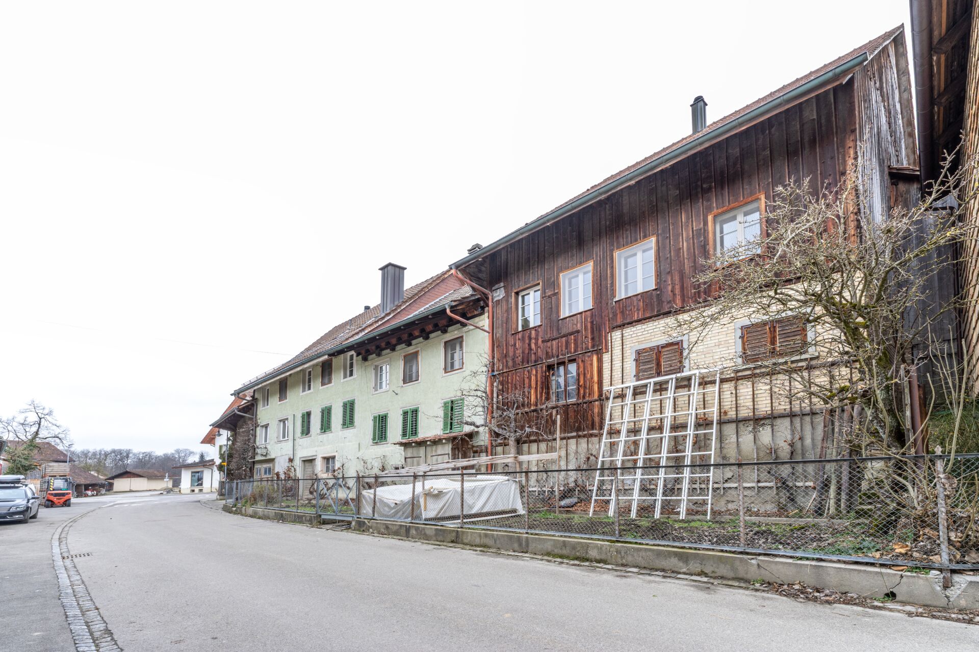 Ländliches Wohngebäude mit Holzfassade
