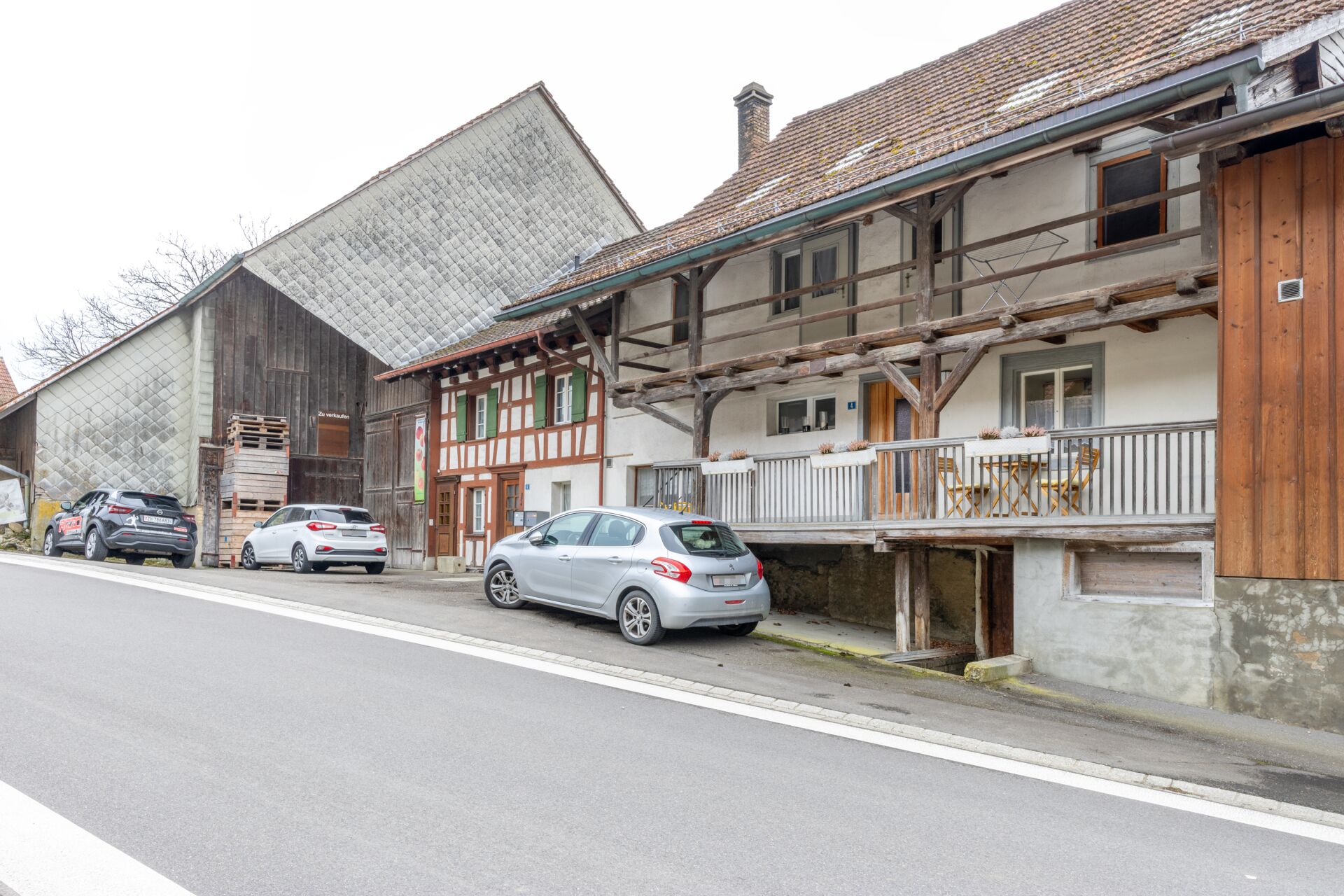 Historisches Bauernhaus an der Straße