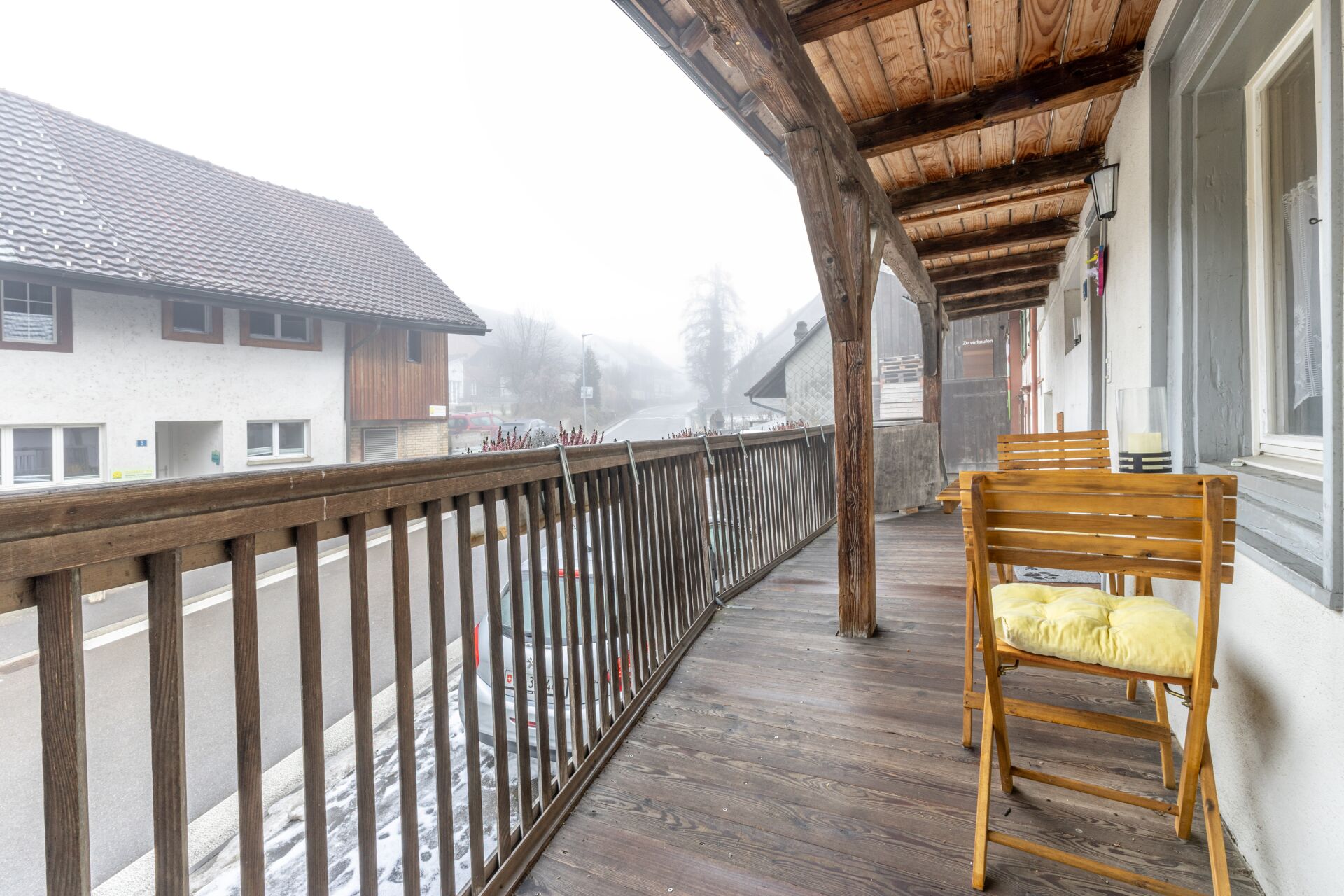 Überdachter Balkon mit Straßenblick