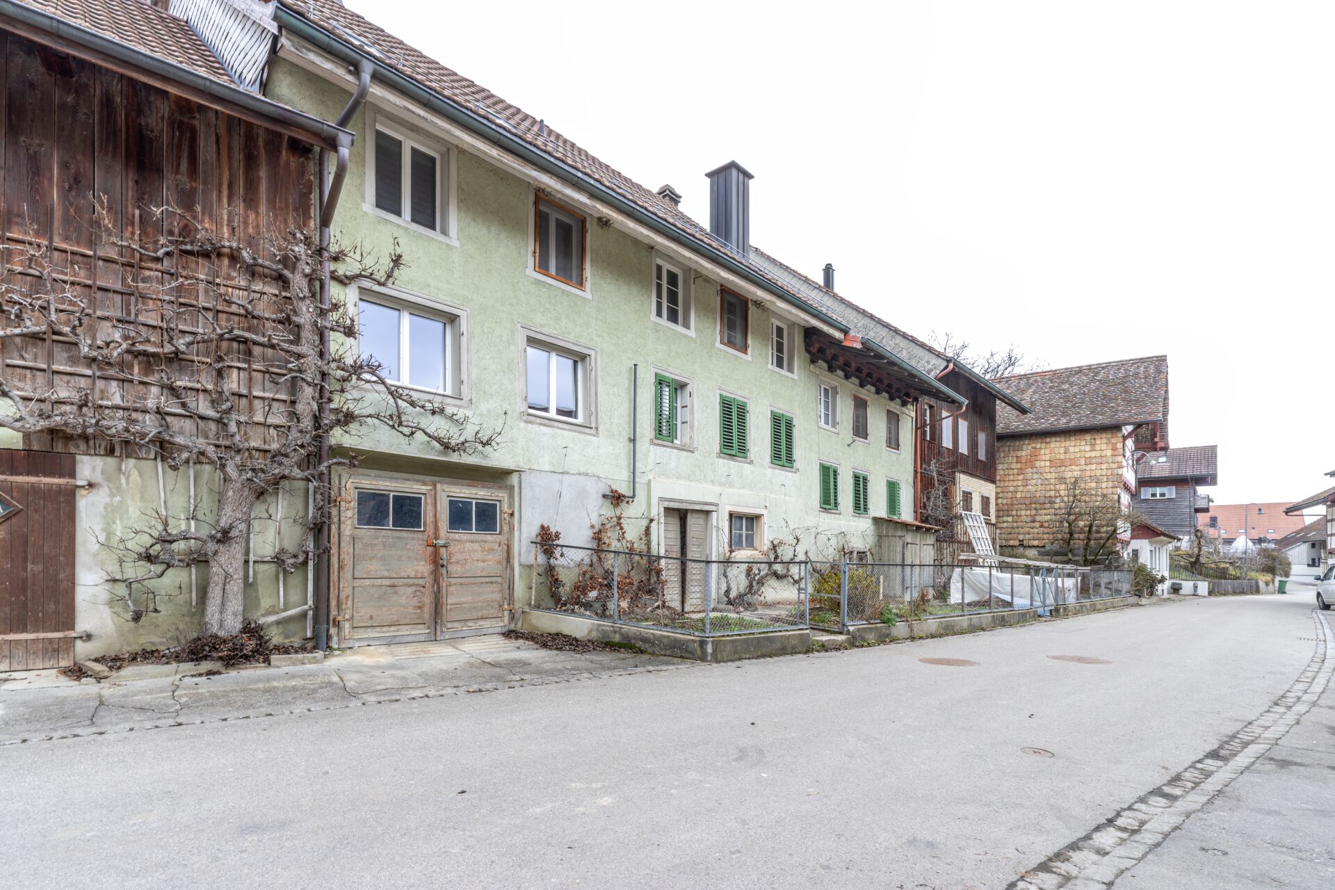 Historisches Wohnhaus an der Straße