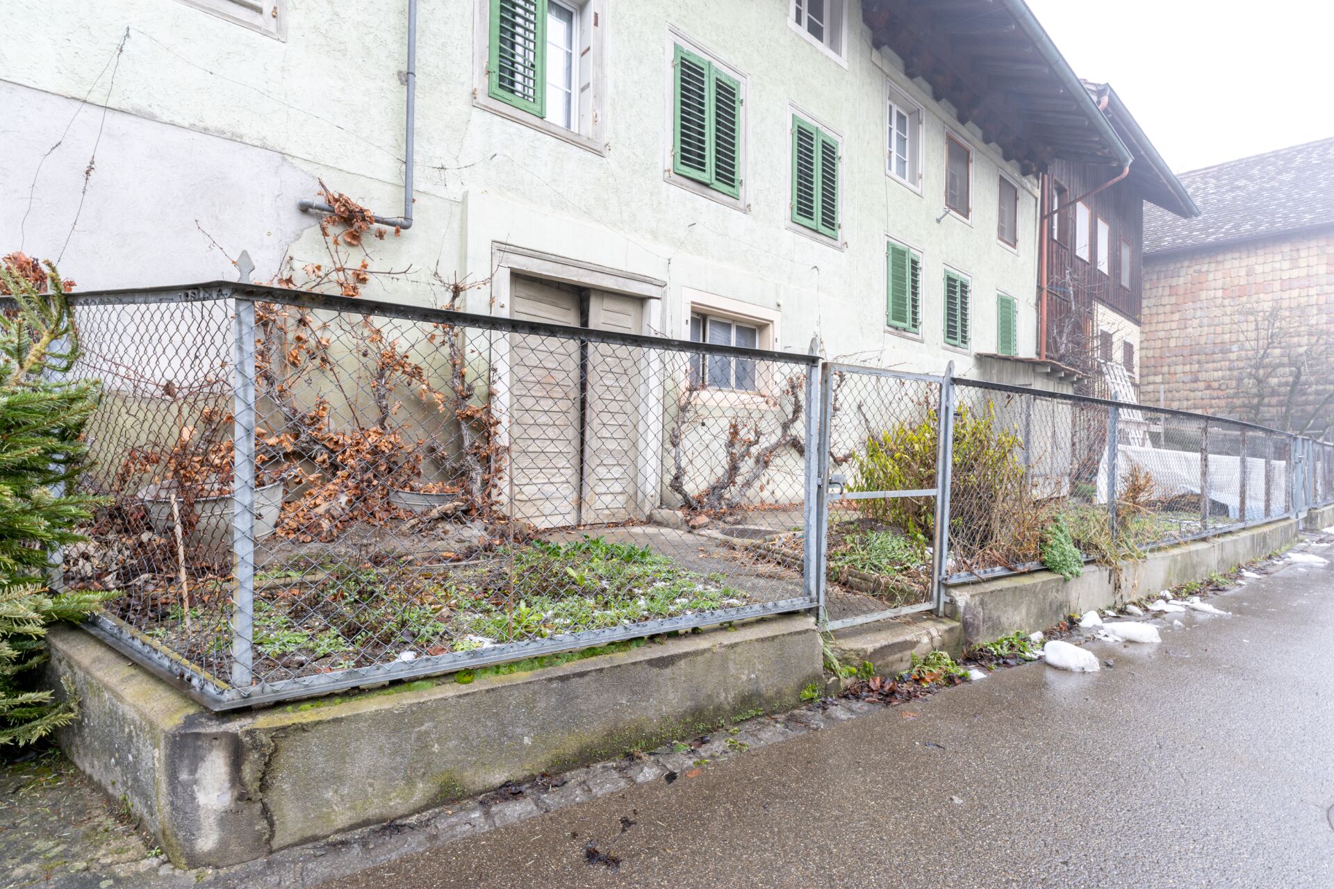 Potenzialreiches Bauernhaus mit drei Wohneinheiten und Scheune – Rickenbach ZH