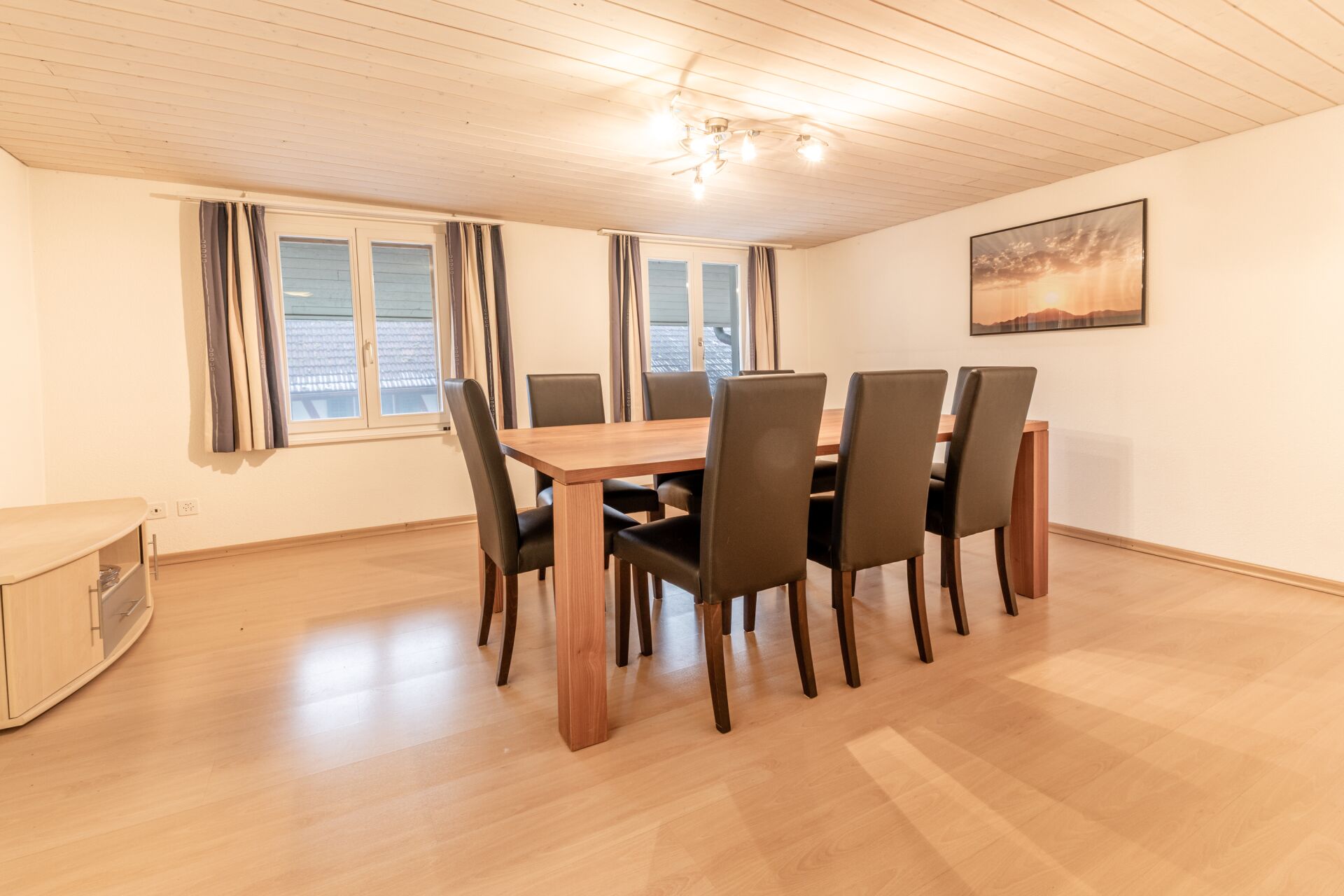 Esszimmer mit großem Holztisch