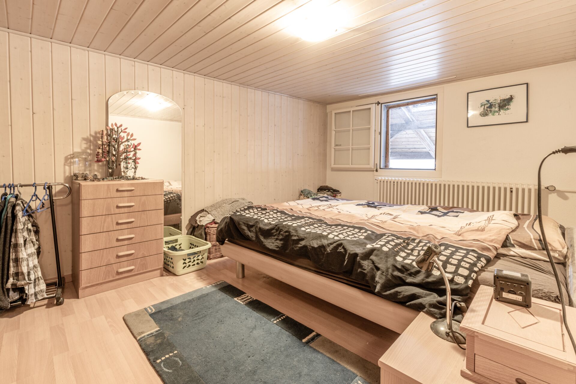 Gemütliches Schlafzimmer mit Holzverkleidung