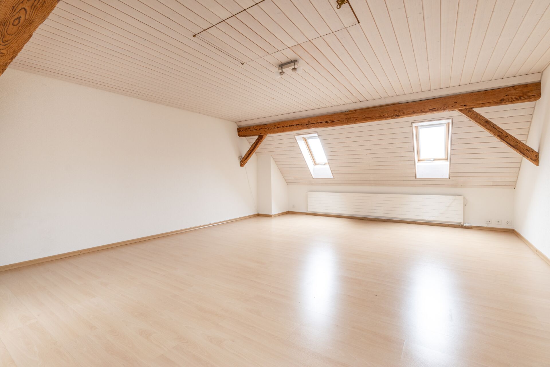 Heller Dachraum mit Holzbalken