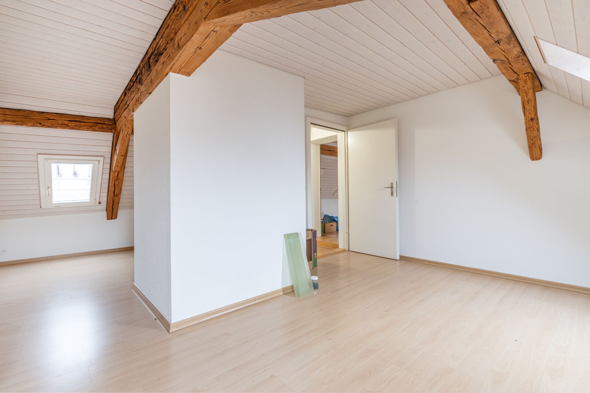 Ausgebauter Dachraum mit sichtbaren Holzbalken