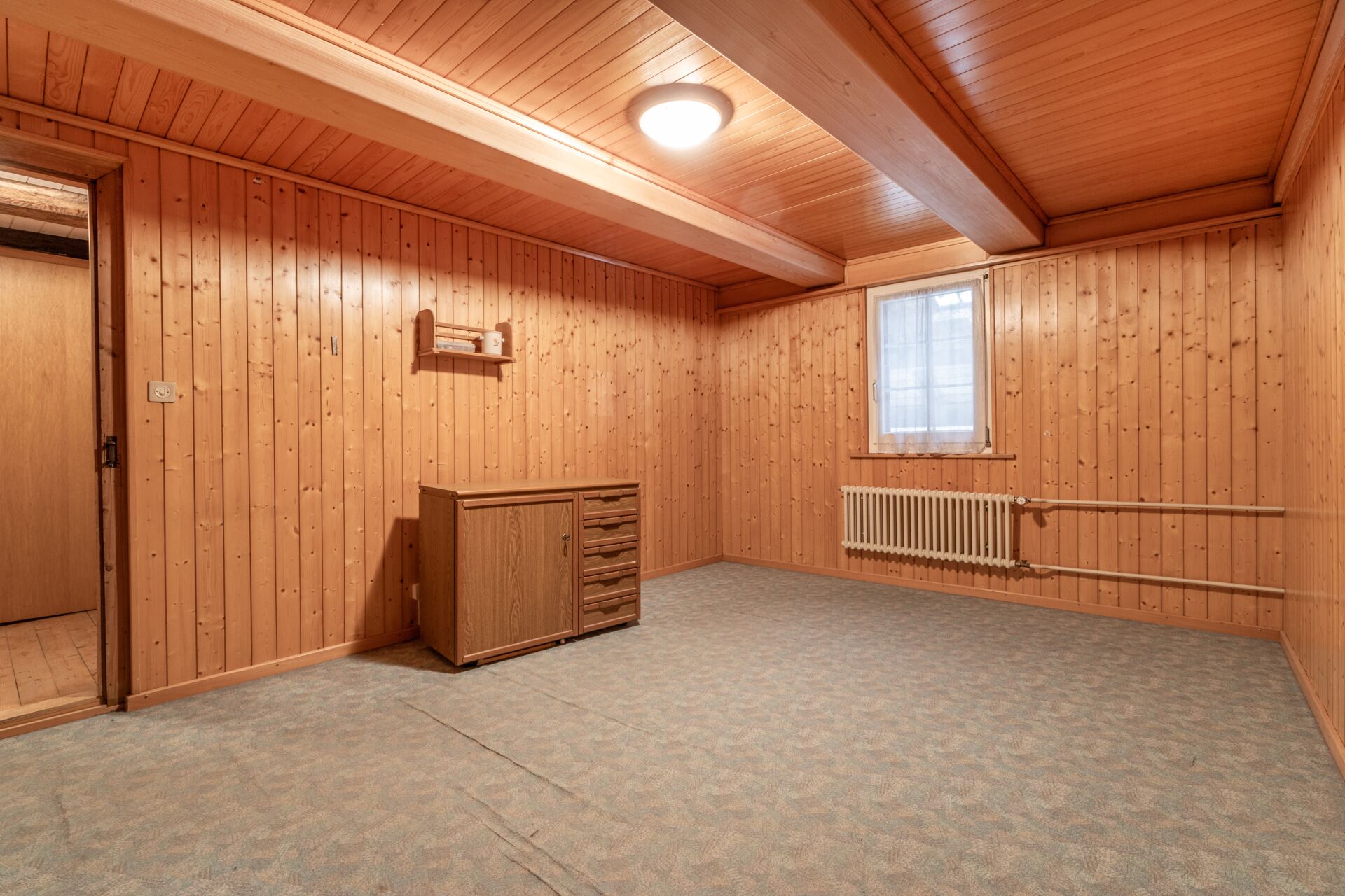 Holzvertäfelter Raum mit Teppichboden