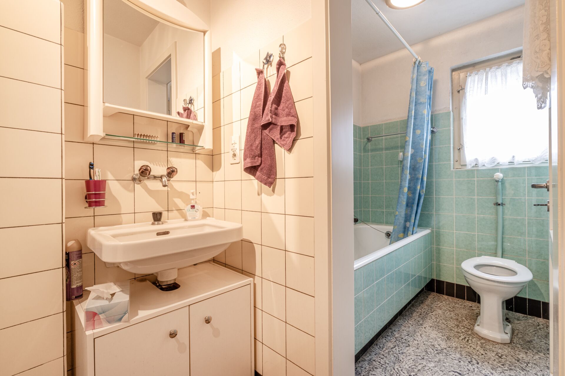 Kleines Badezimmer mit separatem WC