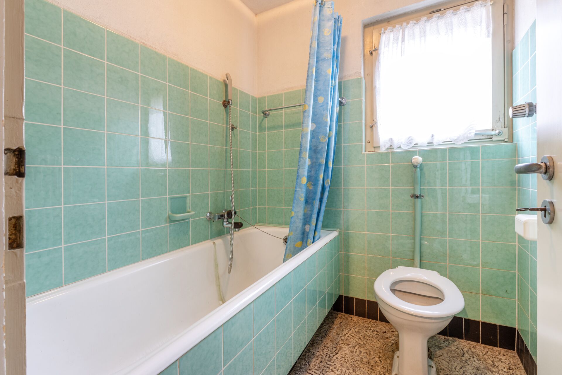 Badezimmer mit Badewanne und WC