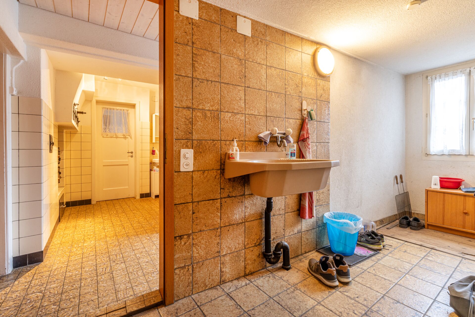 Hauswirtschafts-/Waschraum mit Flur und Waschecke