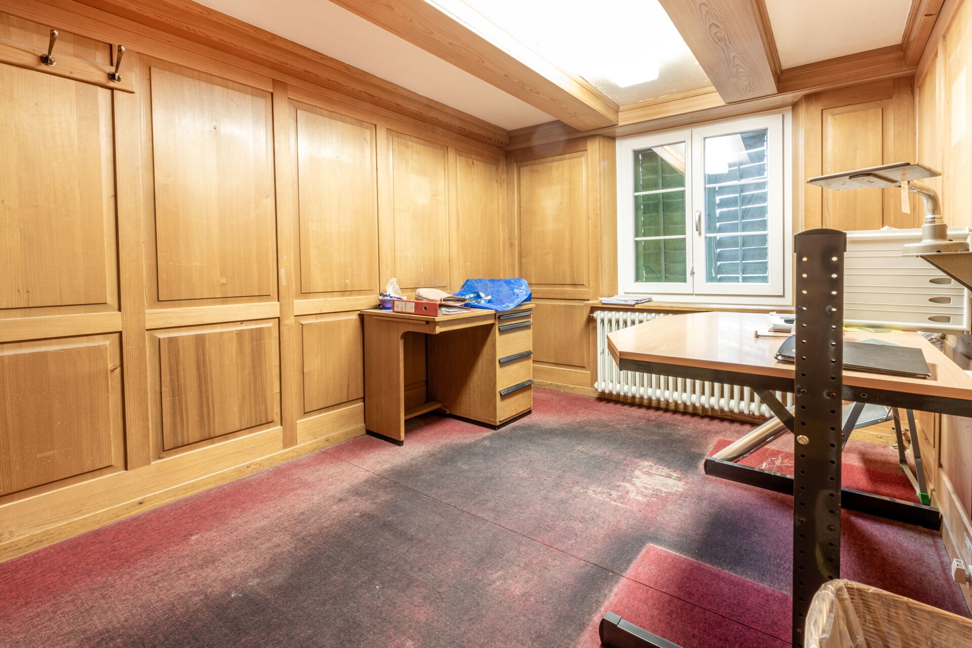 Holzvertägeltes Arbeitszimmer mit Schreibtisch