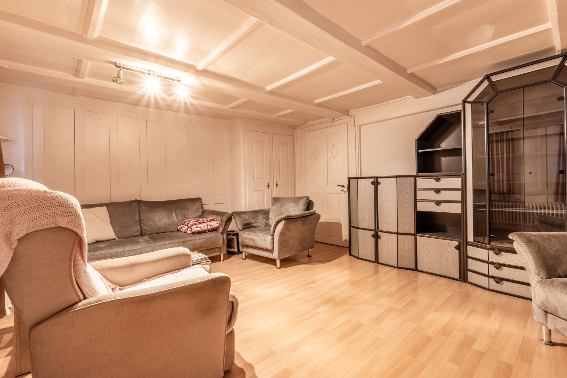 Wohnzimmer mit viel Holz und Stauraum
