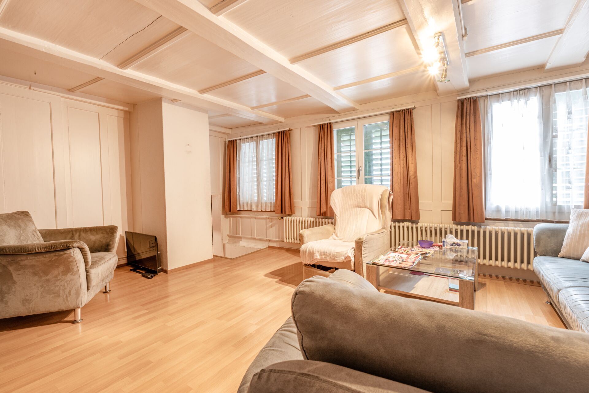 Helles Wohnzimmer mit Sitzgruppe