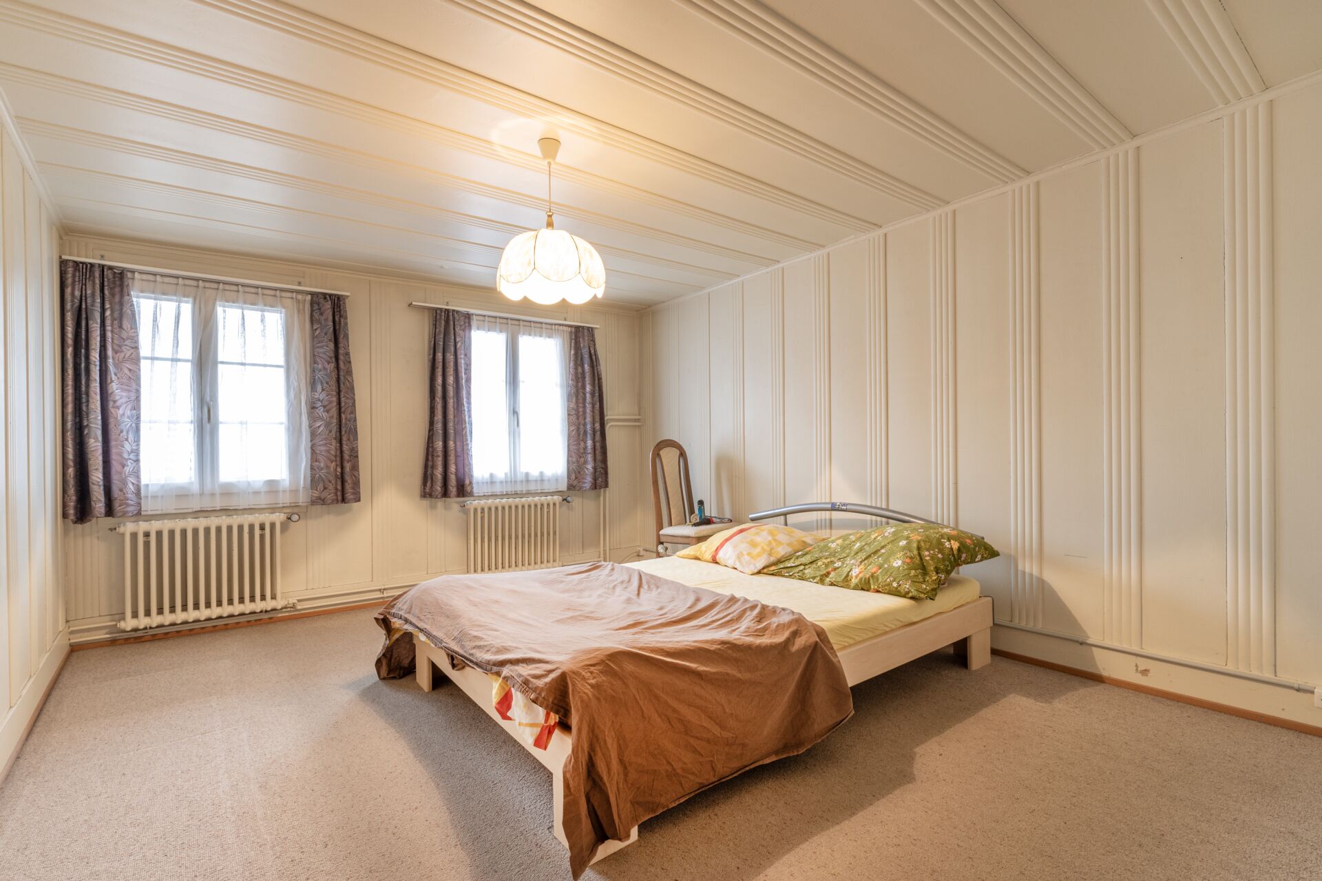 Schlichtes Schlafzimmer mit Tageslicht