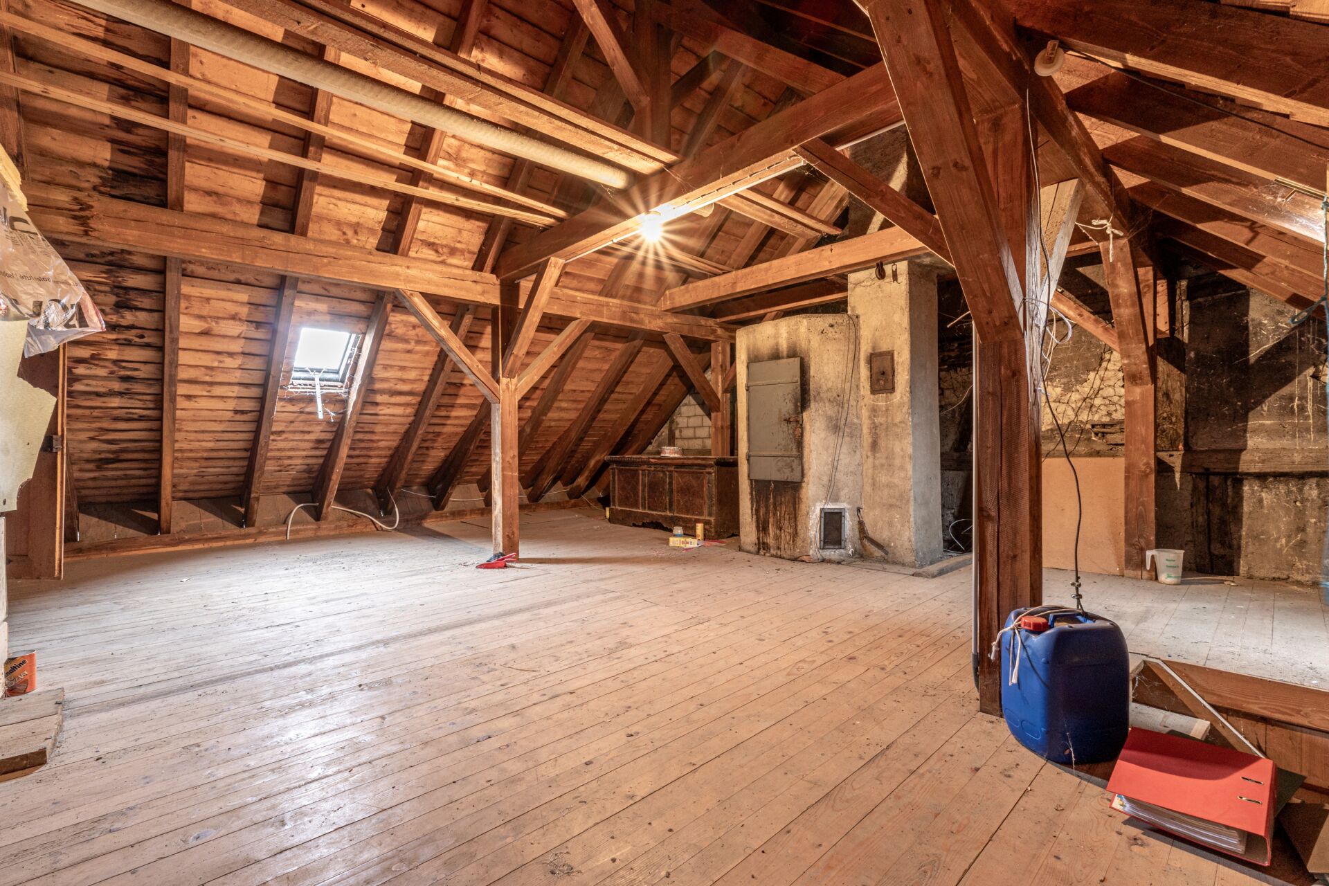Ausgebauter Dachboden mit sichtbarer Holzkonstruktion