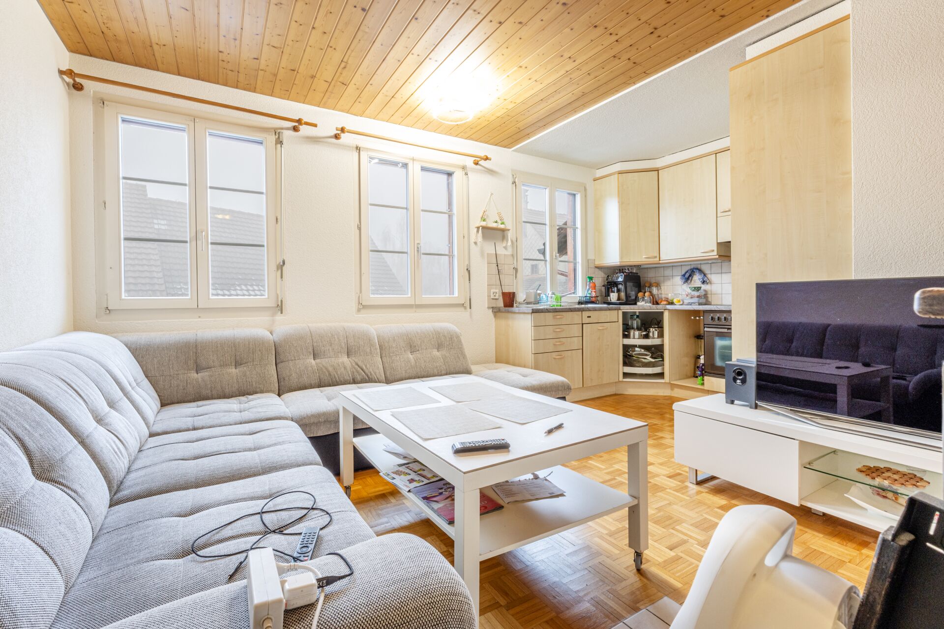 Wohnzimmer mit offener Küchenzeile