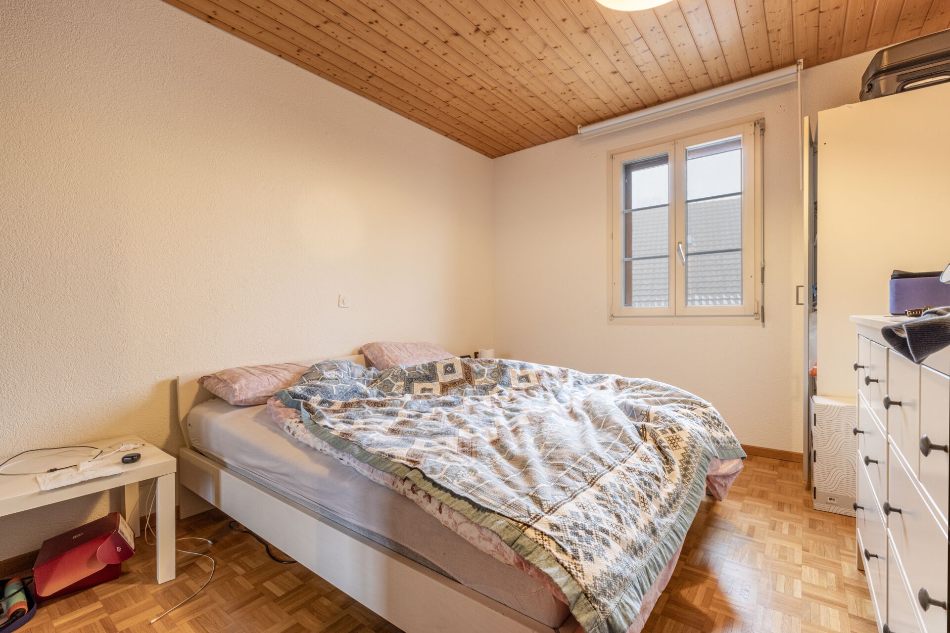 Gemütliches Schlafzimmer mit Holzbalkendecke