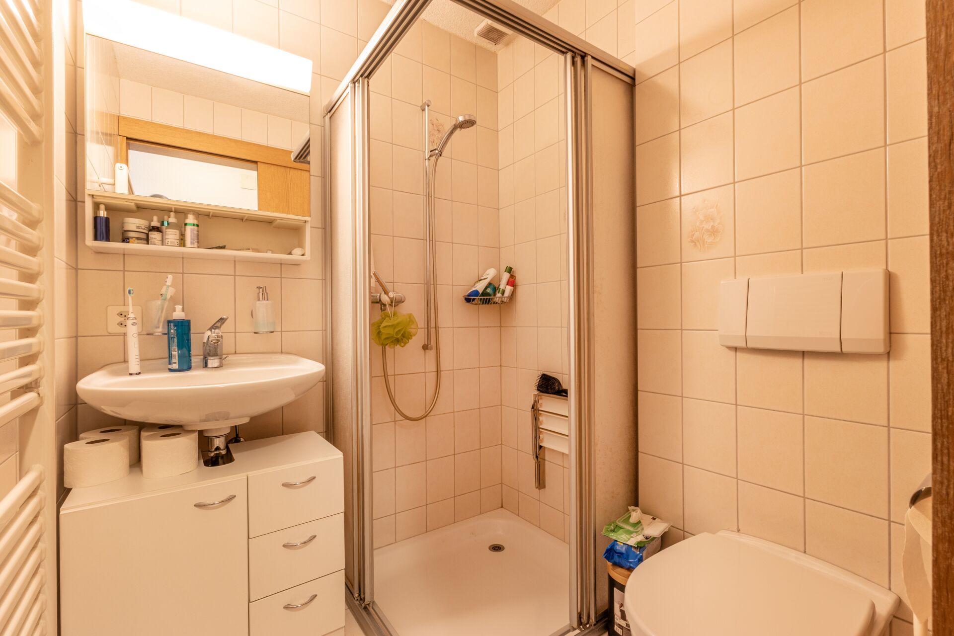 Kleines Badezimmer mit Dusche und Waschplatz