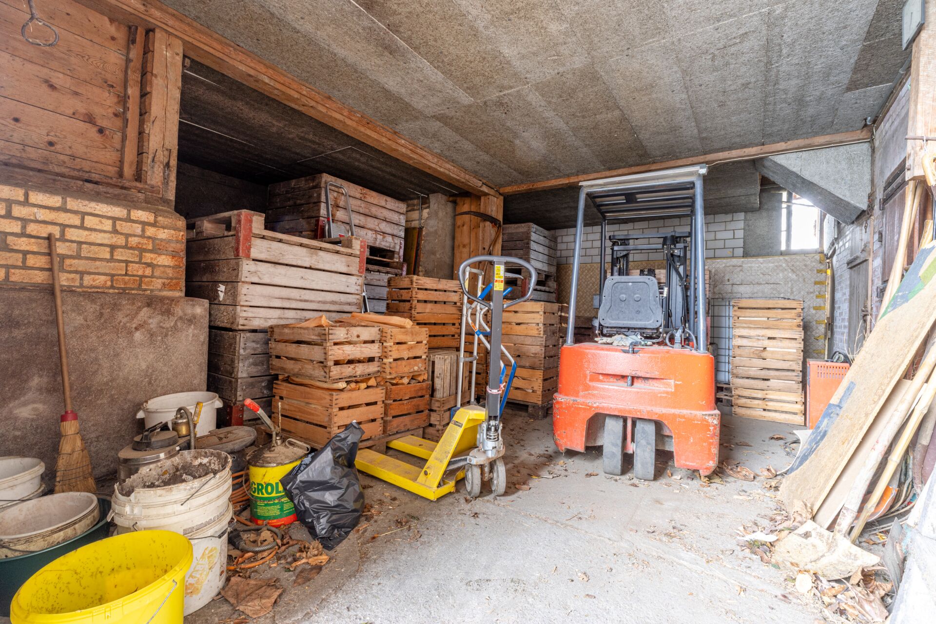 Abstellraum mit Holzpaletten und Gabelstapler