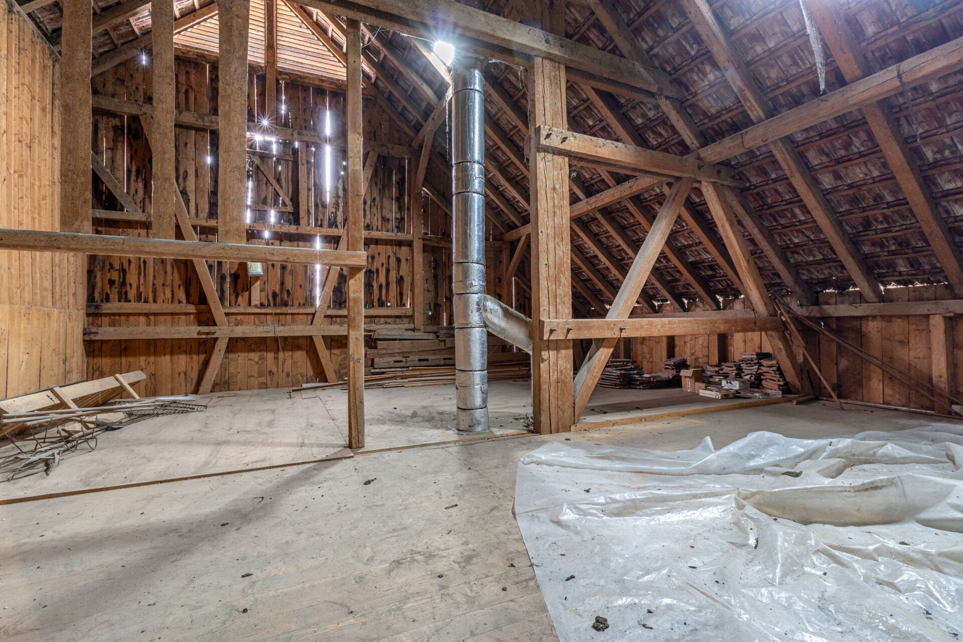 Unausgebauter Dachboden mit sichtbarer Holzkonstruktion