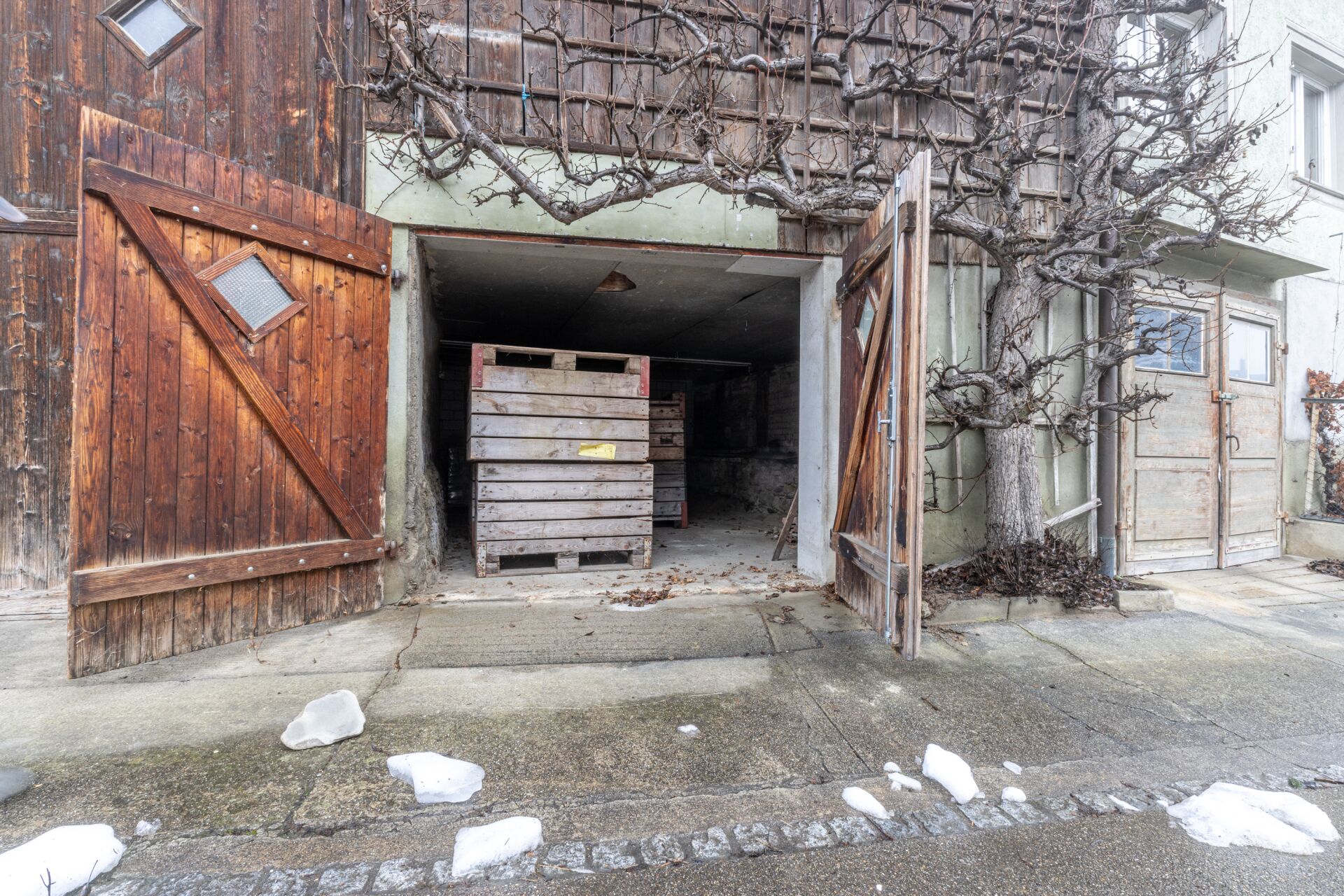 Rustikale Hof- und Garagenszene