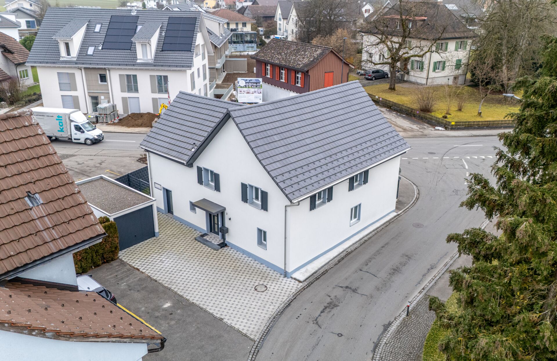Drohnenblick auf ein Eckhaus mit Satteldach