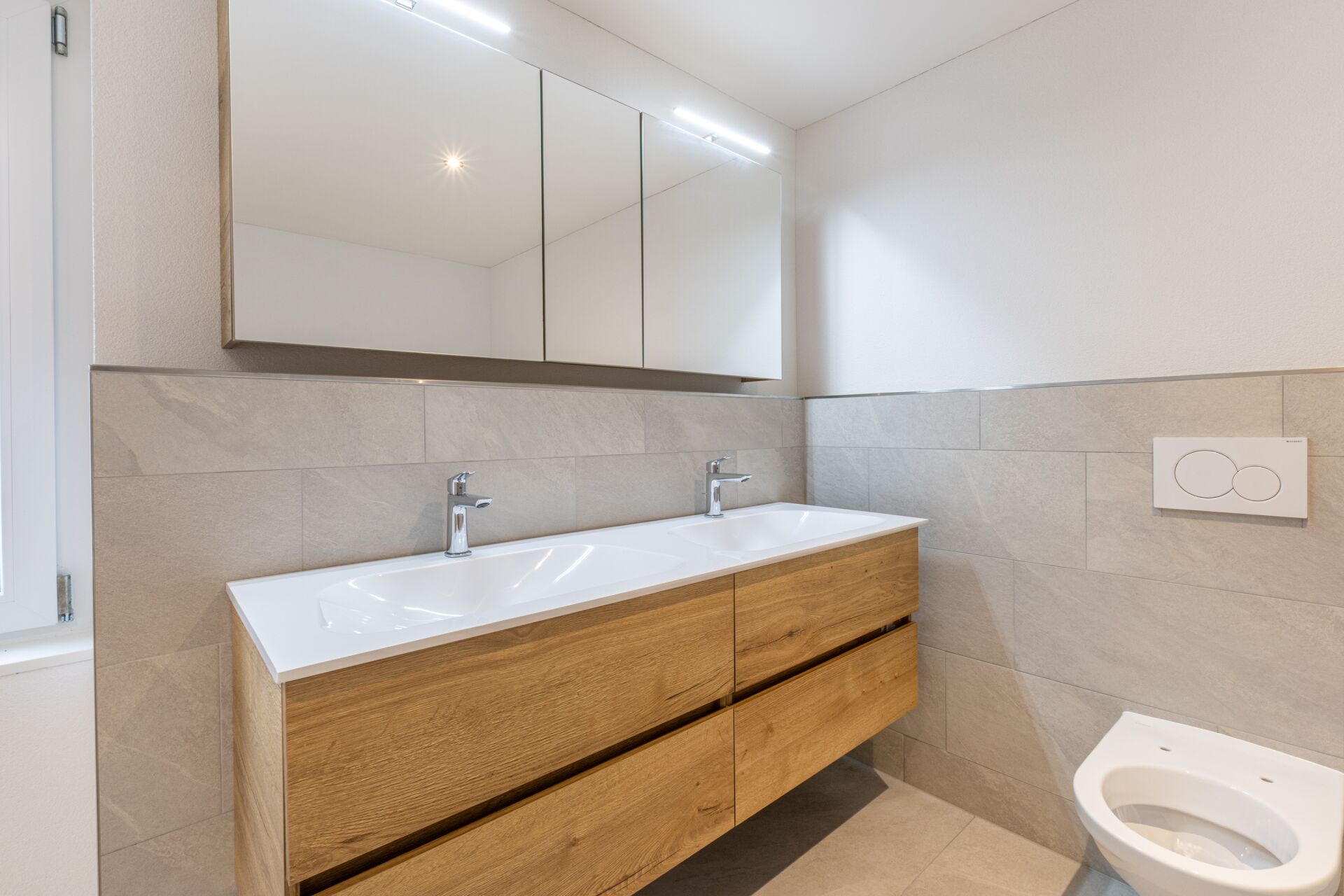 Modernes Badezimmer mit Doppelwaschtisch und WC