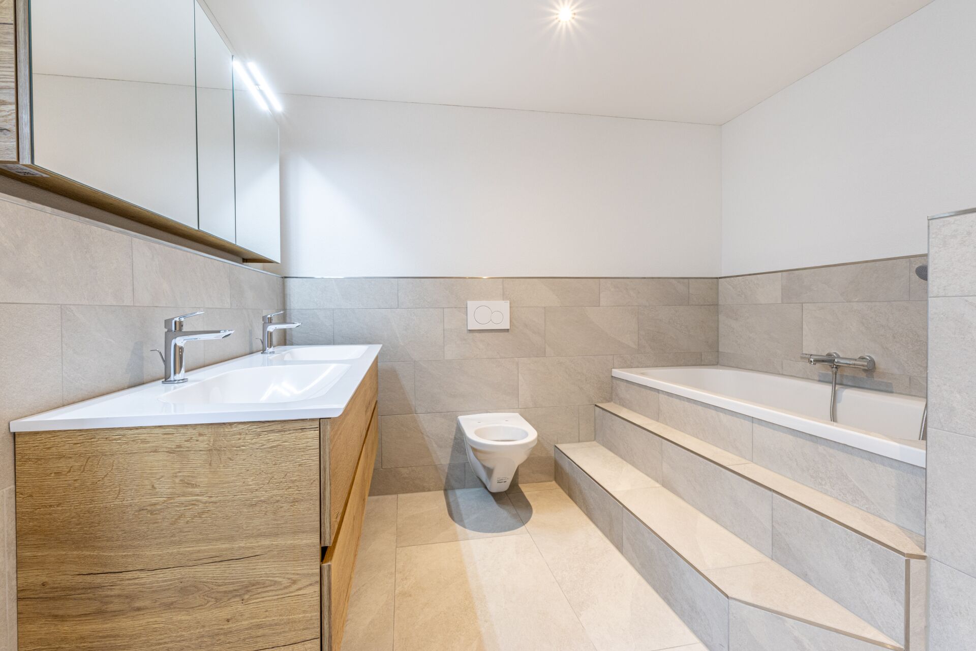 Modernes Badezimmer mit Badewanne und Doppelwaschtisch