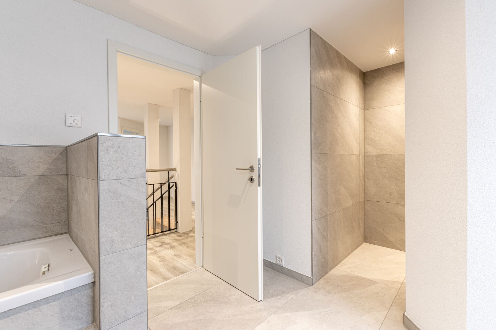 Helles Badezimmer mit Zugang zum Flur
