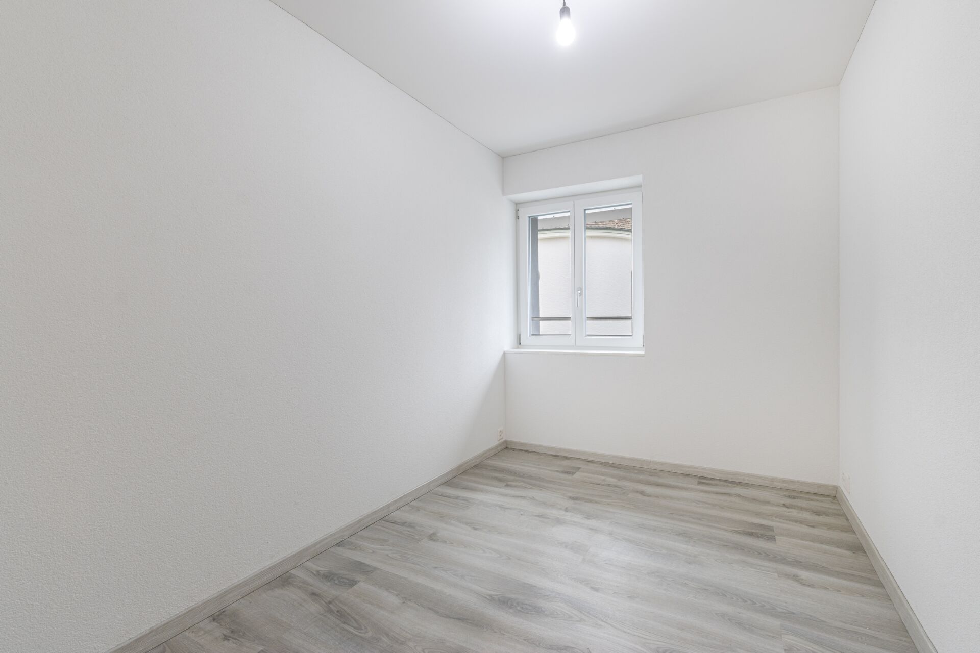 Leerer heller Raum mit Fenster