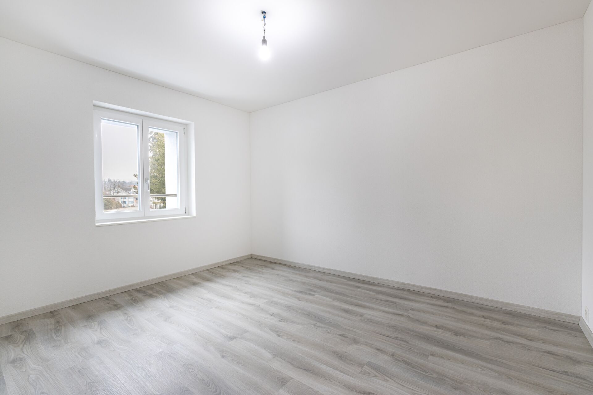 Leerer heller Wohnraum mit Fenster