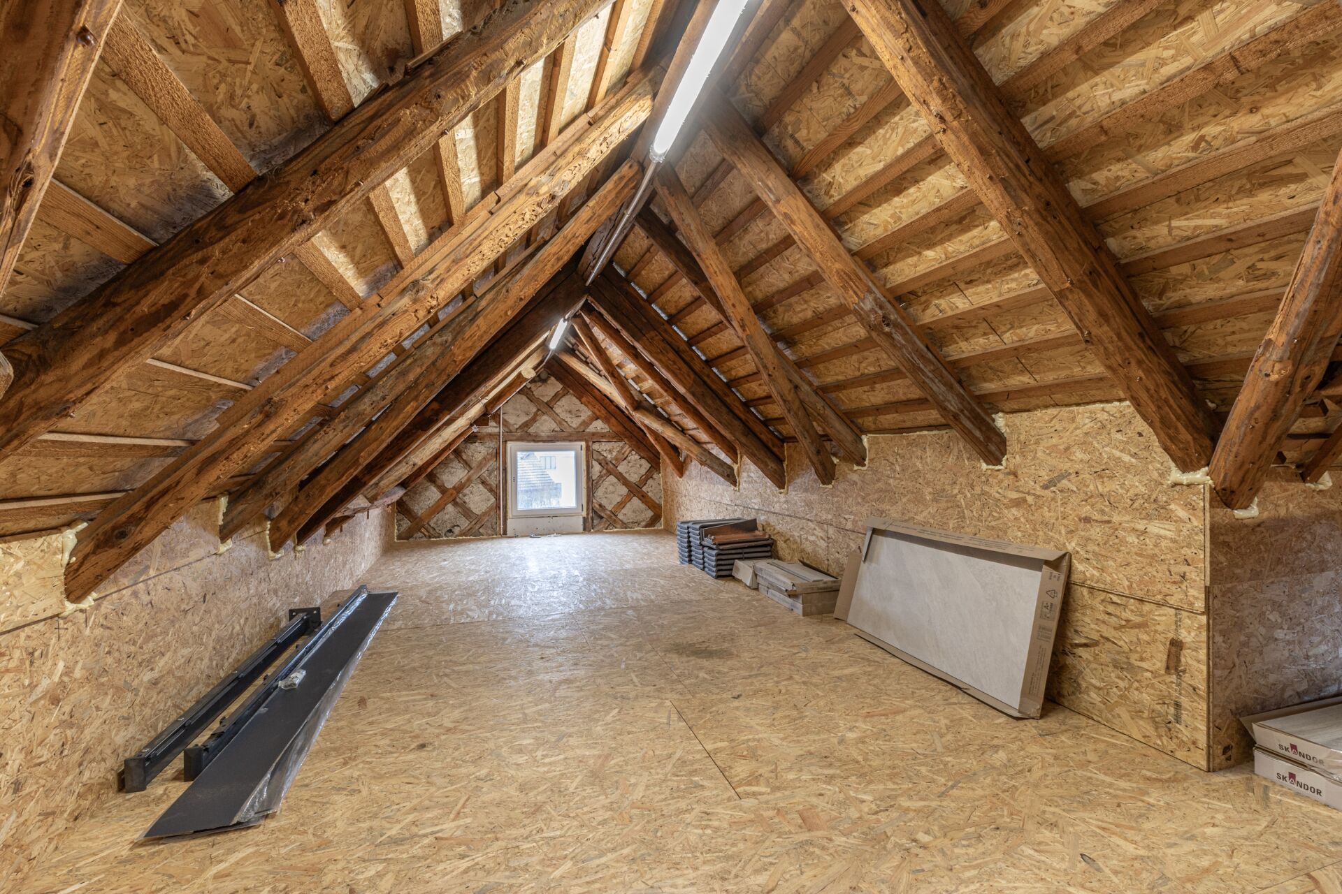 Unausgebauter Dachboden mit sichtbarer Holzkonstruktion
