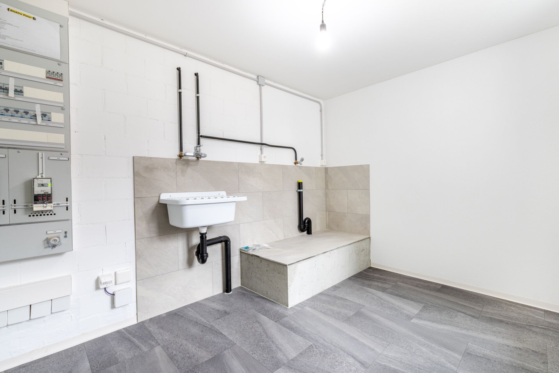 Technikraum mit Sanitär- und Elektroinstallationen