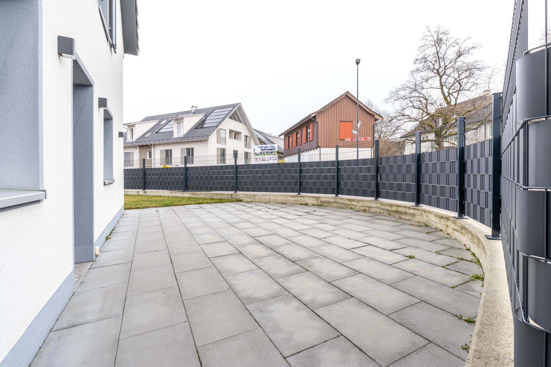 Terrasse mit gepflasterter Fläche und Umzäunung