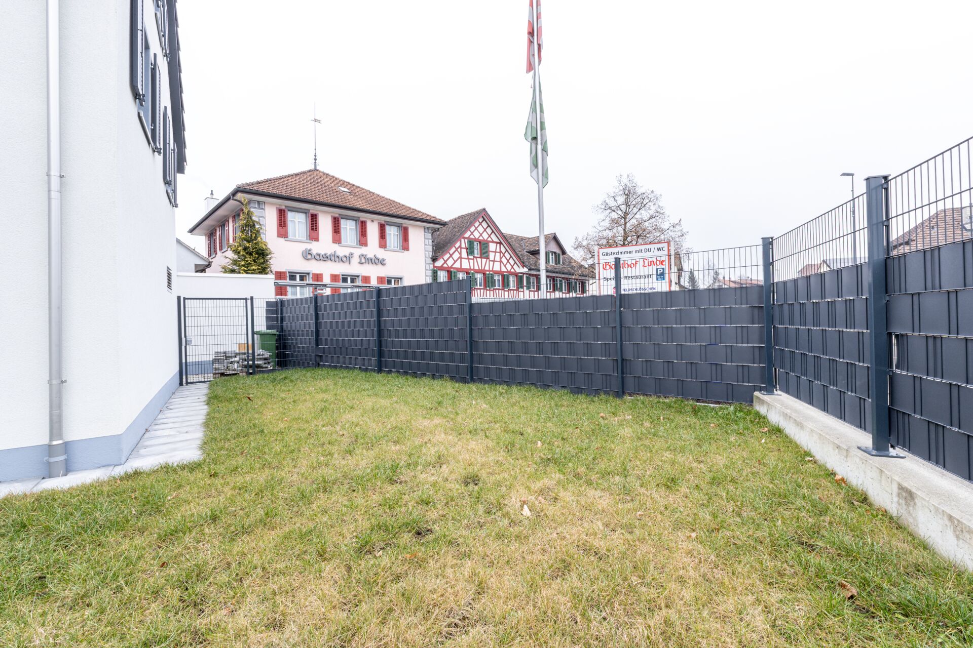 Außenbereich mit eingezäuntem Garten